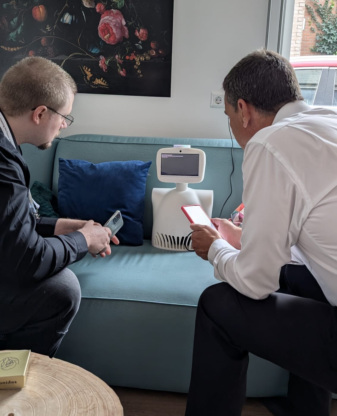 Unser sprachgesteuerter Begleitroboter im Gespräch mit Interessenten